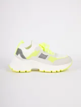 Zapatillas deportivas blancas con detalles en amarillo flúor y gris, con cordones y plataforma de 5cm.