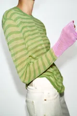 Jersey de punto fino con cuello redondo y manga larga, diseño a rayas horizontales en tonos verdes con puños en contraste de color rosado.