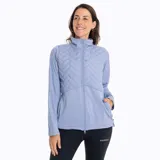 Campera técnica de mujer con cuello alto y cierre frontal completo. Presenta un diseño híbrido con panel frontal acolchado con patrón de espiga y mangas y espalda en tejido liso. Incluye bolsillos laterales y elástico ajustable en la cintura.