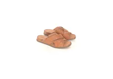 Sandalias tipo chinela color caramelo con textura de reptil, diseño de tiras cruzadas con ajuste de velcro y plantilla anatómica.