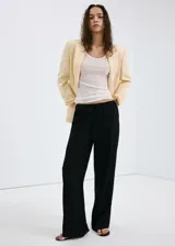 Pantalón de corte recto y largo, color negro, con cintura ajustable con cordón y bolsillos laterales.