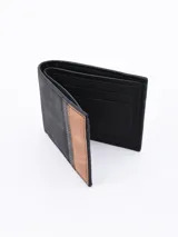 Billetera plegable de hombre, color marrón claro con secciones en verde oliva y gris oscuro. Presenta costuras visibles en los bordes.