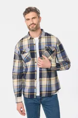 Sobrecamisa de estilo leñador con estampado de cuadros, confeccionada en tela de viyela. Presenta cuello clásico, cierre frontal con botones y dos bolsillos con solapa en el pecho.