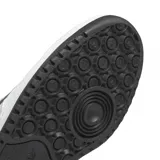 Championes urbanos adidas Forum Low CL, color blanco con las icónicas tres tiras laterales en negro. Presentan un diseño de caña baja con cierre de cordones, suela de goma resistente y el logo del trébol de adidas en la lengüeta y el lateral.