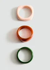 Pulsera tipo brazalete rígido de resina acrílica con acabado liso y brillante.