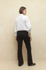 Pantalón oxford negro de tela elastizada.