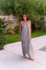 Vestido azul eléctrico de muselina con tirantes finos y escote en V. Corte suelto y largo midi.