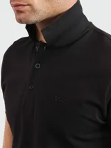 Remera polo de manga corta Boss modelo Paddy, color negro, con cuello clásico, cierre frontal de tres botones y logo de la marca bordado en el pecho.