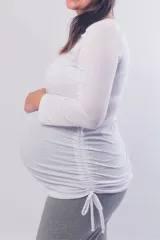 Buzo de manga larga confeccionado en modal, con diseño de frunce en los laterales para ajustar el largo y adaptarse al crecimiento de la panza.