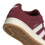 Championes adidas modelo Campus 00s, color bordó con las icónicas tres tiras laterales en blanco. Presentan una silueta clásica de perfil bajo, confeccionados en gamuza con suela de goma en tono crema.