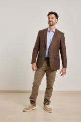 Saco sport marrón de gamuza ecológica con dos botones frontales y forro interno completo.