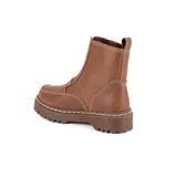 Bota corta de cuero color chocolate de la marca Kiko's, con cierre frontal y suela track dentada.