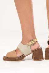 Sandalias de cuero color beige y marrón, con punta cuadrada, plataforma y taco ancho forrado.