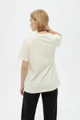 Remera marrón de manga corta y cuello redondo, de corte holgado, con estampado frontal alusivo a frutos del mar y texto "fruits de mer".