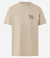 Remera color arena de algodón peruano, de corte recto, cuello redondo y manga corta. Presenta un pequeño estampado en el pecho.