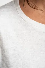 Sweater blanco de algodón peinado con elastano, de calce oversize y mangas largas.