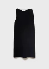 Vestido corto de corte recto y diseño minimalista, confeccionado en tejido de punto fino. Presenta cuello barco y un detalle de tirante asimétrico en uno de los hombros.