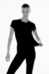 Remera deportiva corta en tejido funcional suave DryMove color negro, de manga corta, con cuello redondo y bajo recto.