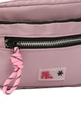 Bandolera color lila de poliéster con correa ajustable negra, cierre principal y bolsillo frontal con cierre. Detalle de cordón rosa y logo bordado.