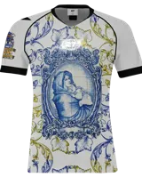 Camiseta deportiva blanca con cuello en V negro, inspirada en azulejos portugueses. Presenta un gran estampado central de la Virgen María con el niño Jesús en un marco ovalado azul y blanco, rodeado de motivos florales en azul y amarillo.