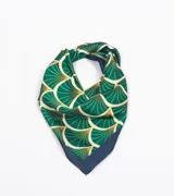 Pañuelo cuadrado de seda con estampado geométrico de abanicos en verde, blanco y dorado, con borde azul marino.