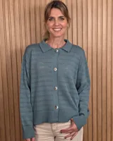 Cardigan de punto color verde con cuello camisero, cierre frontal con botones y mangas largas con puños elásticos.