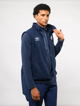 Parka de abrigo Umbro del Club Nacional de Football, con diseño de bloques de color en azul, rojo y blanco. Cuenta con capucha, cierre frontal, bolsillos frontales y el escudo del club bordado en el pecho.