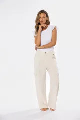 Pantalón cargo de lino color beige, de corte ancho y silueta relajada, con bolsillos laterales tipo cargo y cintura con trabillas.