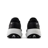 Championes de running New Balance modelo 880 v15, color negro con entresuela blanca. Presentan capellada de malla transpirable, tecnología de amortiguación Fresh Foam X y logo lateral característico.