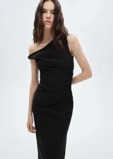 Vestido largo negro de diseño asimétrico con escote off-shoulder y tirante ancho. Presenta detalles fruncidos laterales que aportan un ajuste entallado a la silueta.