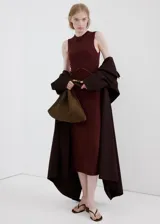 Vestido midi entallado de tejido de punto en color bordó, con cuello redondo y diseño sin mangas.