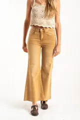 Jean de tiro alto con corte wide leg y acabado lavado en tono camel. Presenta diseño de cinco bolsillos, cierre frontal con botón y cremallera, y bajo con terminación al corte.