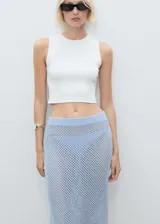 Falda midi de tejido de punto con diseño de red, color celeste, de corte recto y cintura elástica.