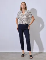 Pantalón de vestir verde esmeralda, de corte recto, con bolsillos laterales y traseros.