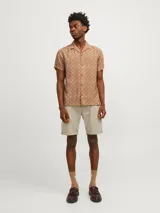 Short chino de jean regular fit color beige, con efecto lavado y dobladillo vuelto en las piernas.