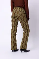 Pantalón wide leg color ladrillo de tela texturizada con cierre de botones.