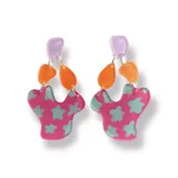 Par de aros colgantes con piezas de acrílico de diferentes formas y colores: lila, naranja y rosa con estrellas turquesas.