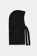 Capucha de punto canalé color negro, con diseño envolvente y cierre frontal ajustable mediante lazada a tono.