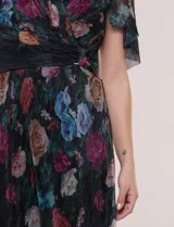 Vestido largo plisado con estampado floral, escote en V cruzado, mangas cortas fluidas y falda maxi con movimiento.