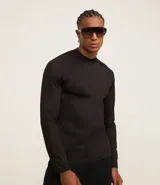 Remera deportiva térmica negra de manga larga con cuello alto.