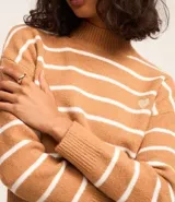 Suéter de punto pesado con diseño a rayas horizontales blancas sobre fondo azul marino. Presenta cuello alto, sisa caída, puños y bajo acanalados, y un pequeño corazón rojo bordado en el pecho.