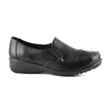 Zapato casual Korium Confort Emalyn de cuero negro con detalle de textura en la puntera. Tiene diseño slip-on, plataforma baja y suela de goma.