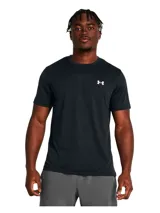 Remera deportiva Under Armour de manga corta, color negro, con cuello redondo y logo de la marca estampado en el pecho. Confeccionada en tejido ligero y transpirable con tecnología de secado rápido.