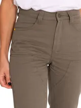 Pantalon de estilo utilitario color verde oliva, con diseño de doble panel en la parte frontal, cierre con cremallera y ajuste con broche. Cuenta con cinco bolsillos y corte relajado.