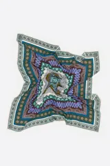 Pañuelo cuadrado con diseño de marcos concéntricos y motivos florales. Presenta una paleta de colores que incluye verde, azul, marrón y crema.