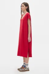 Vestido midi rojo de corte amplio con escote en V y mangas cortas. Presenta tajos laterales.