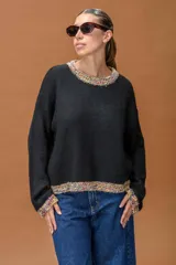Sweater tejido de punto color negro con cuello redondo, puños y ruedo decorados con detalles en tejido multicolor texturizado.