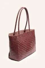Cartera tote de cuero vacuno trenzado a mano, color bordó, de diseño espacioso con asas firmes.