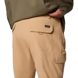 Pantalón de senderismo color beige, de corte recto y diseño funcional. Cuenta con múltiples bolsillos, incluyendo bolsillos de carga laterales con cierre de velcro, y cintura ajustable con cordón y presilla utilitaria.