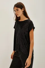 Remera azul marino con lentejuelas verticales, cuello redondo y mangas cortas.